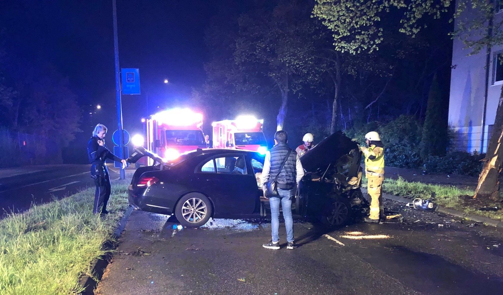 Ein beschädigtes Auto steht am Unfallort.
