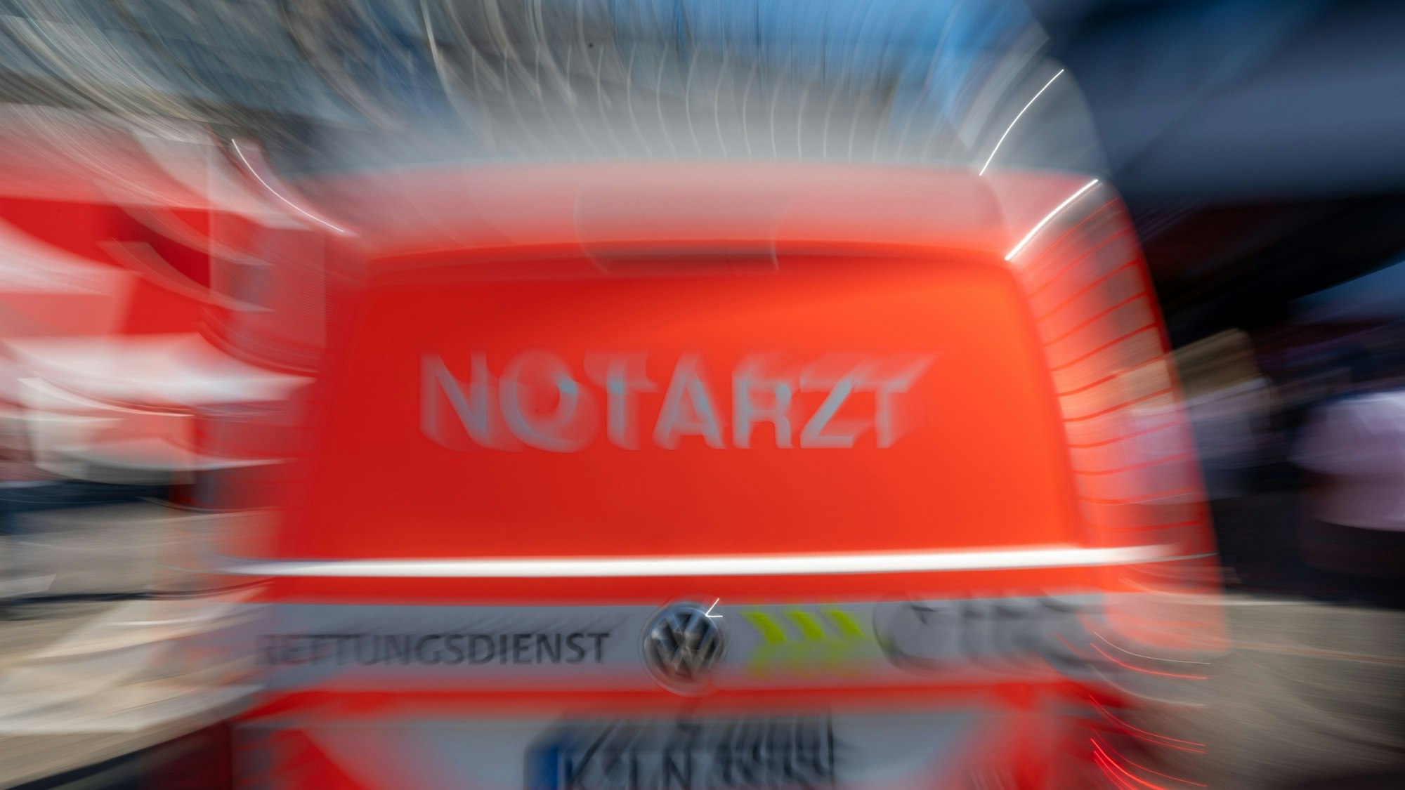 Der Mann wurde umgehend von einem Notarzt versorgt und in ein Krankenhaus gebracht. (Symbolbild)