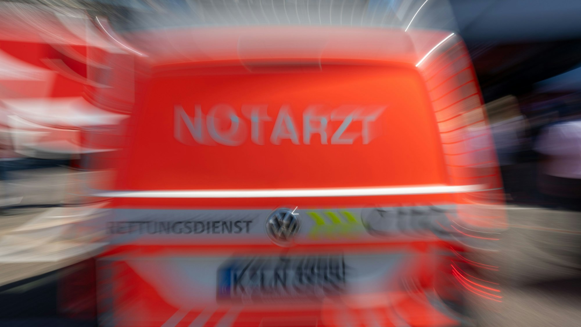 Ein verwackeltes Notarzteinsatzfahrzeug (Symbolbild)