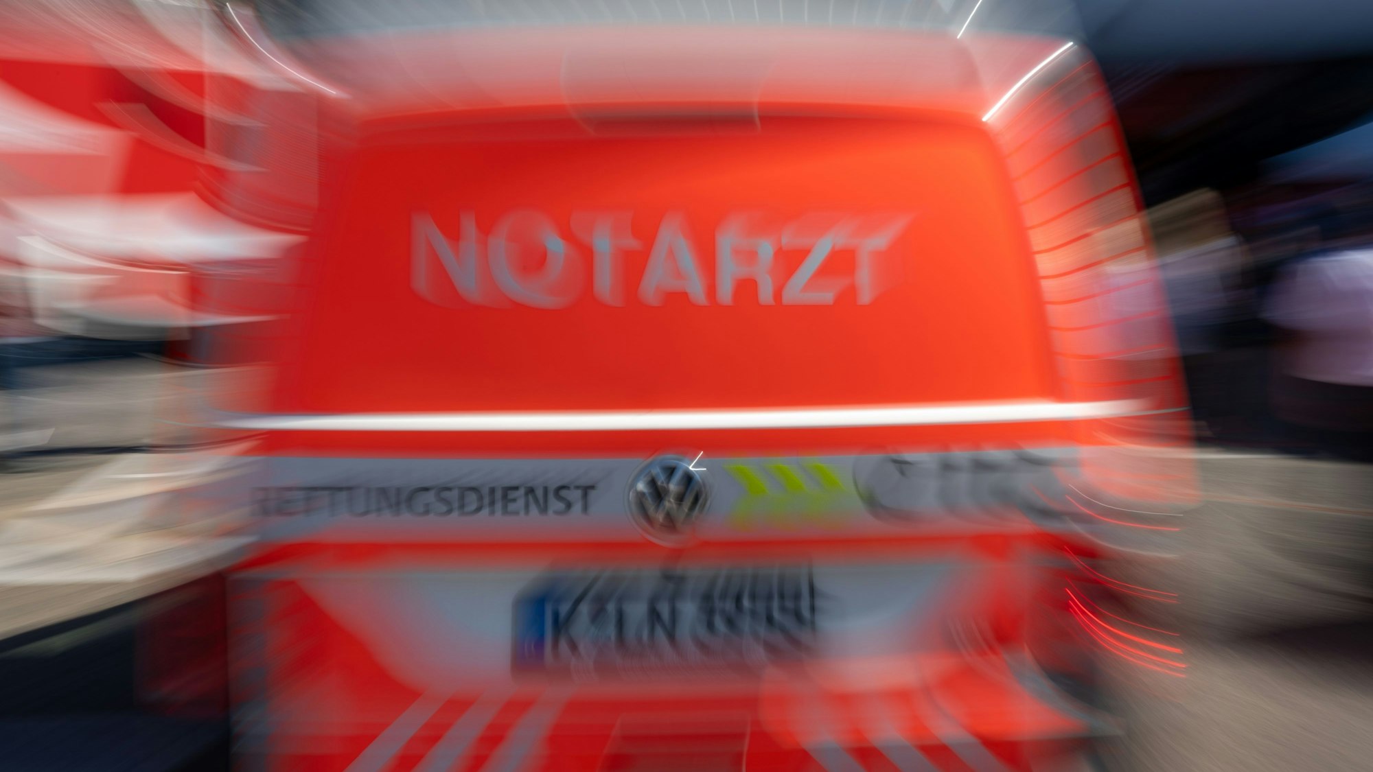 Ein Notarzteinsatzfahrzeug (Symbolbild)