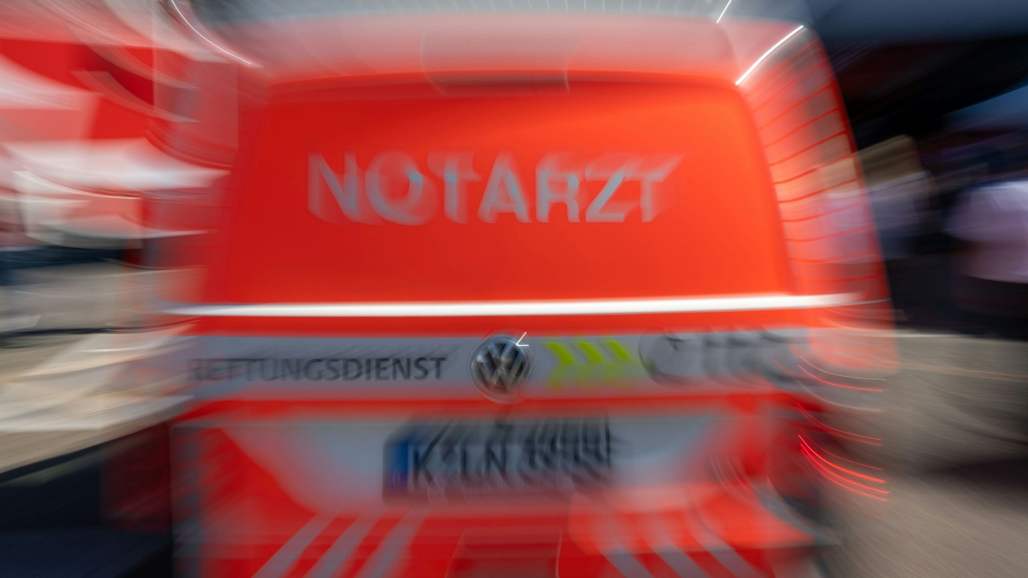 Ein Notarztwagen von hinten mit starker Bewegungsunschärfe fotografiert.