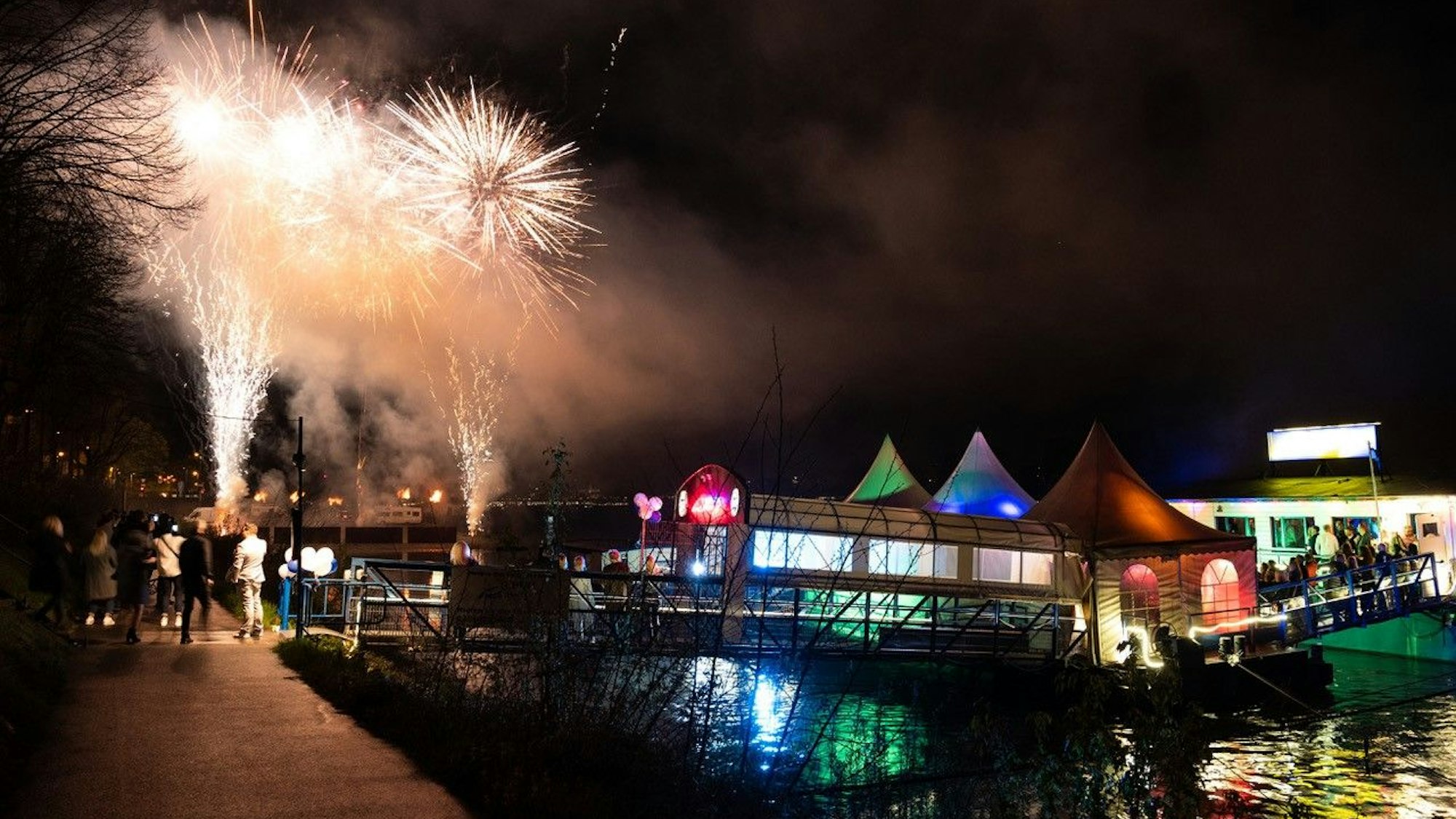 Ein Feuerwerk leuchtet über dem Partyschiff Roxy, das sein 20. Jubiläum feiert.