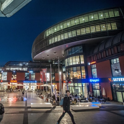 Das Rathaus Wiesdorf bei Nacht.