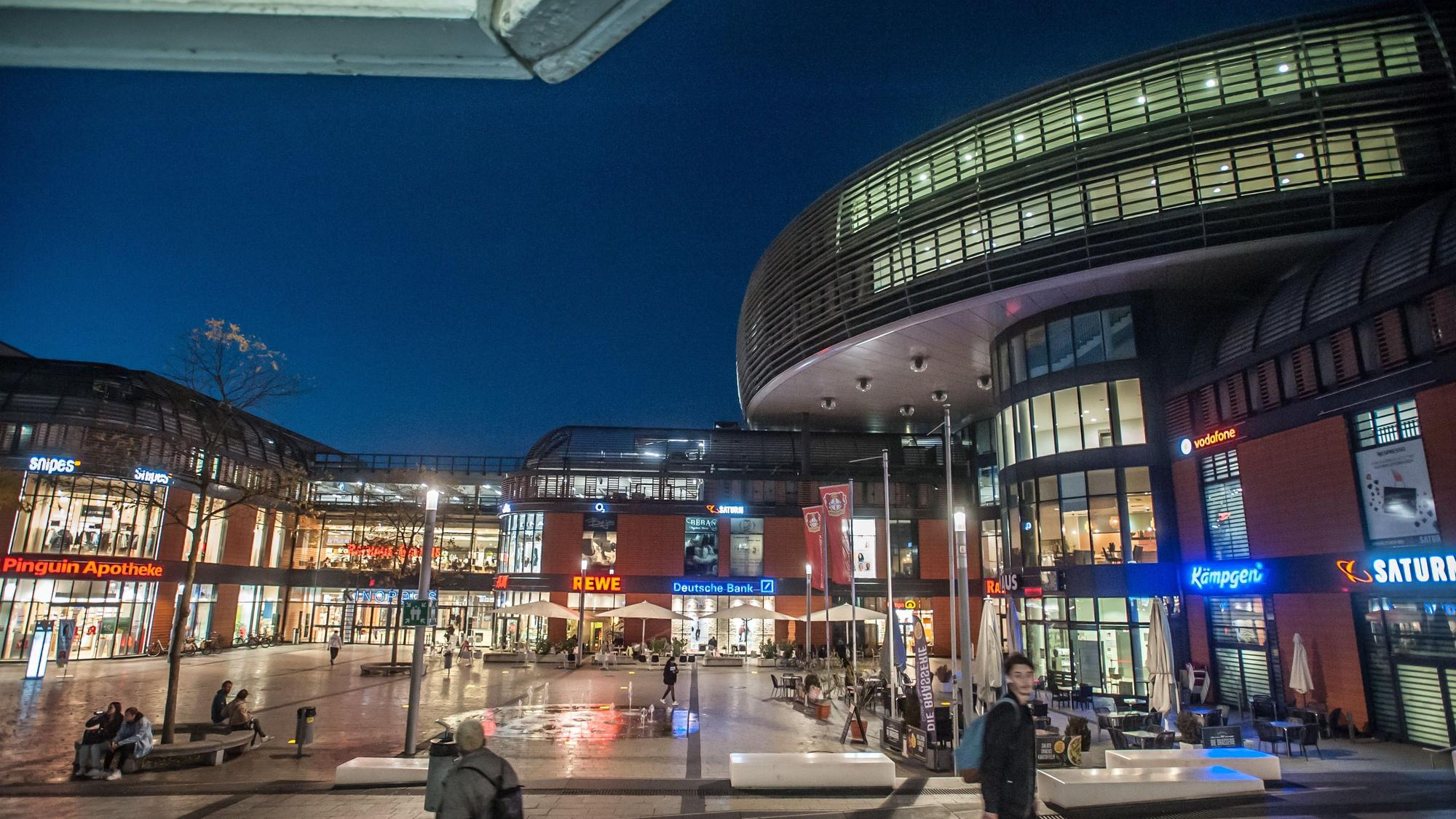 Nachtaufnahme der Rathaus-Galerie