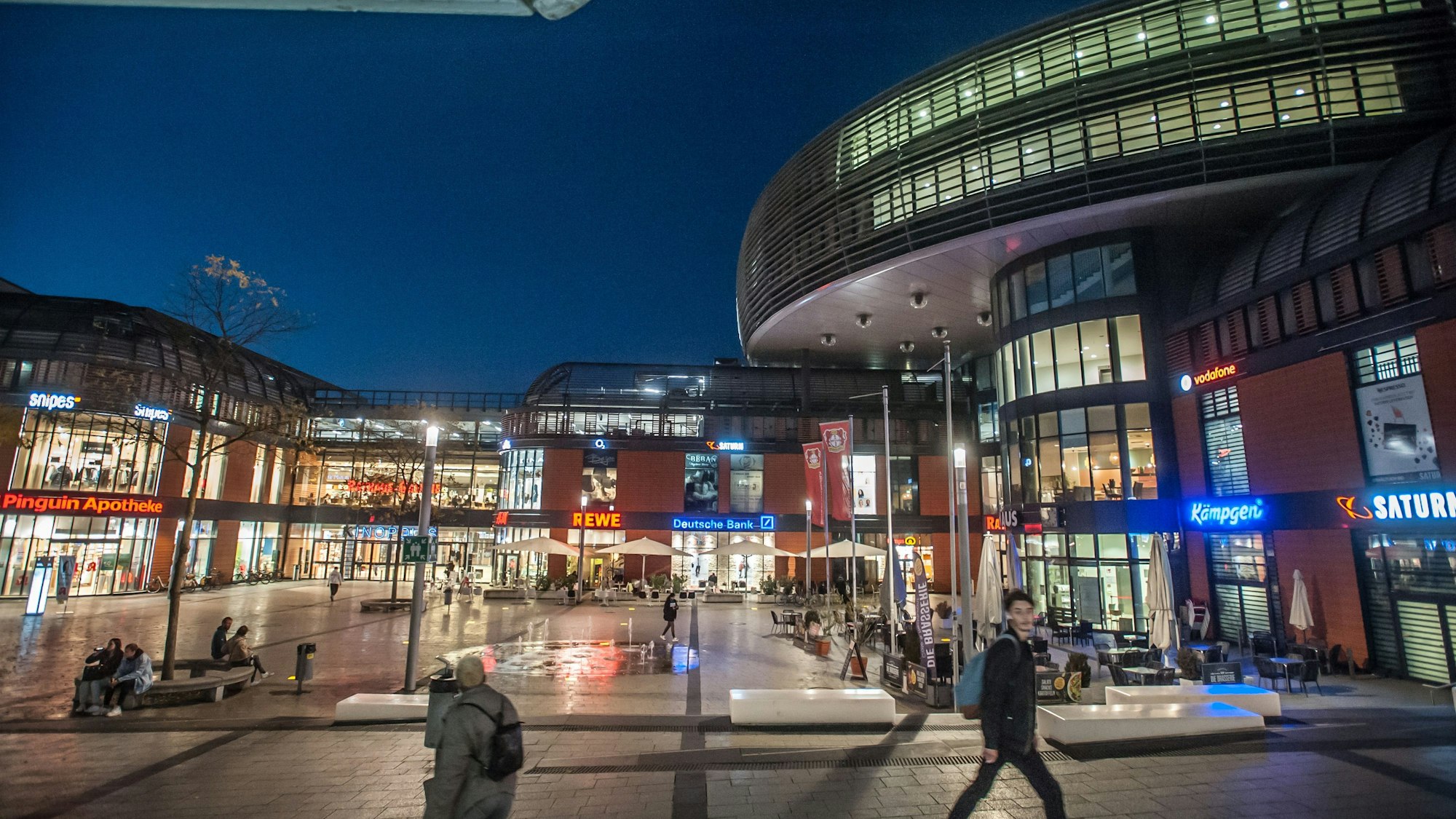 Das Rathaus Wiesdorf bei Nacht.