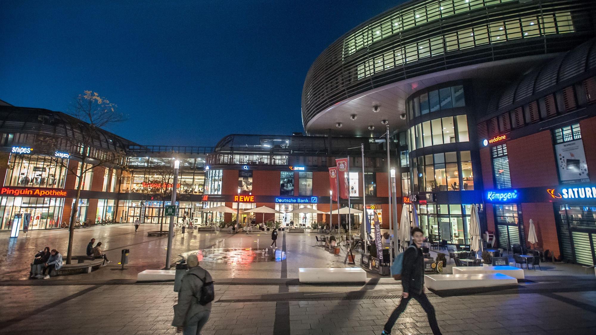 Die Rathaus-Galerie bei Nacht.