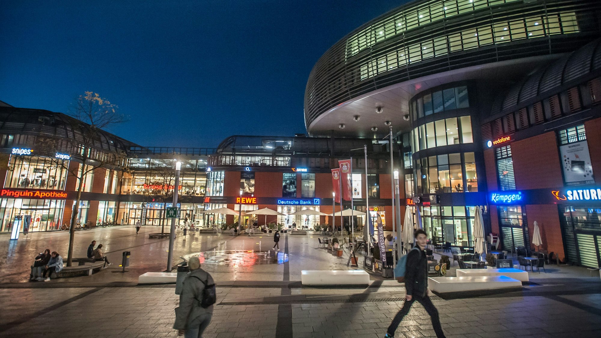 Die Rathaus-Galerie bei Nacht.