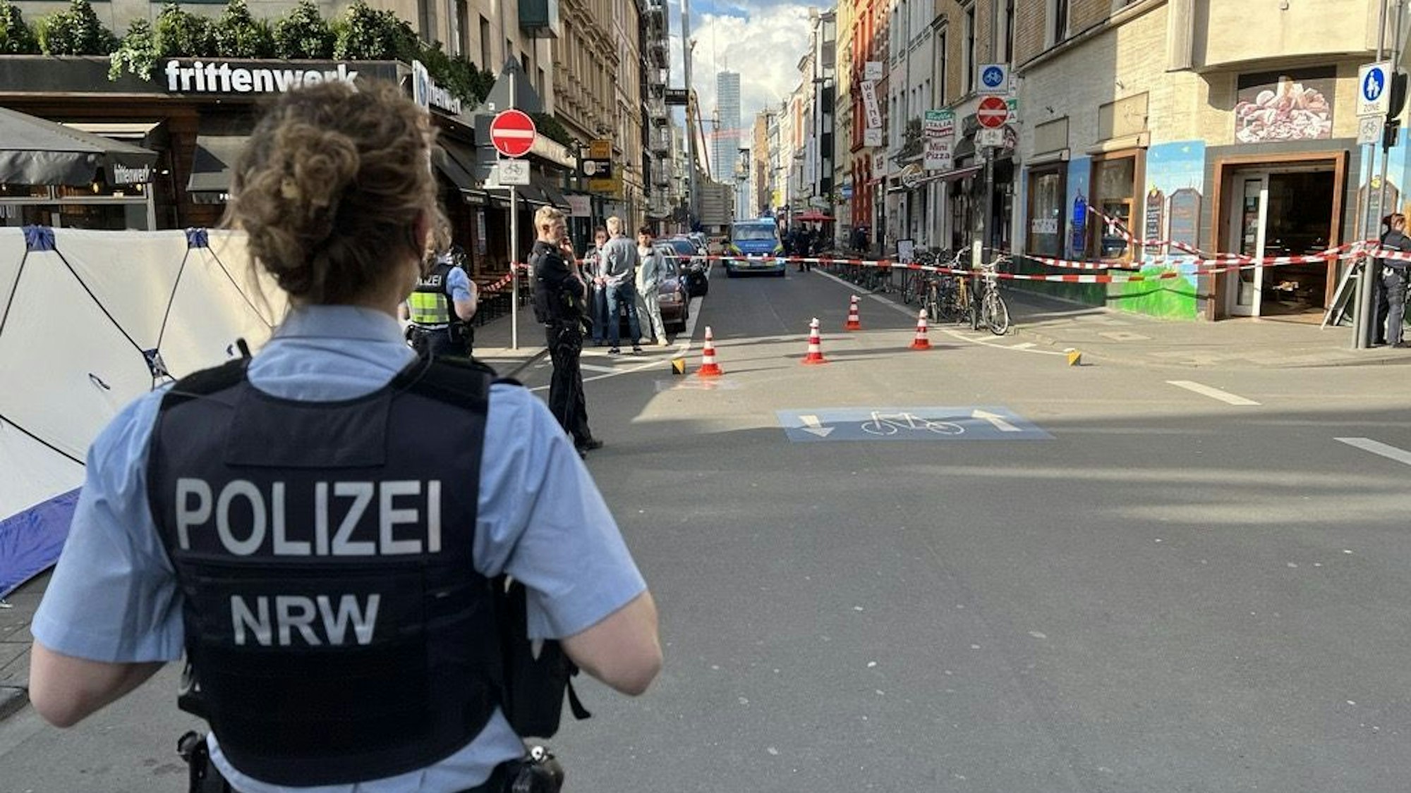 Die Polizei nach einer Explosion in der Kölner Innenstadt.