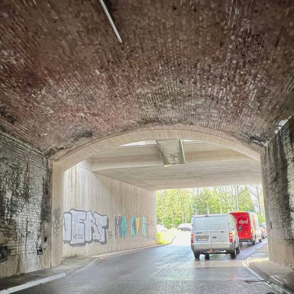 Die neue Brücke für den Güterverkehr ist zeitgemäß breit, die alte Eisenbahnbrücke über die Lützenkirchener Straße im Vordergrund dagegen sehr eng.