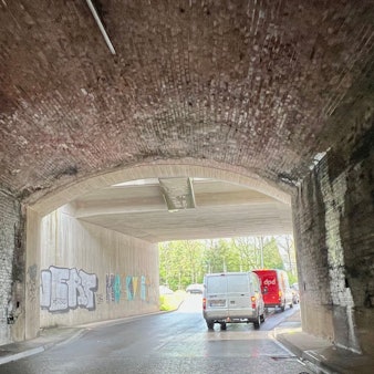 Die neue Brücke für den Güterverkehr ist zeitgemäß breit, die alte Eisenbahnbrücke über die Lützenkirchener Straße im Vordergrund dagegen sehr eng.