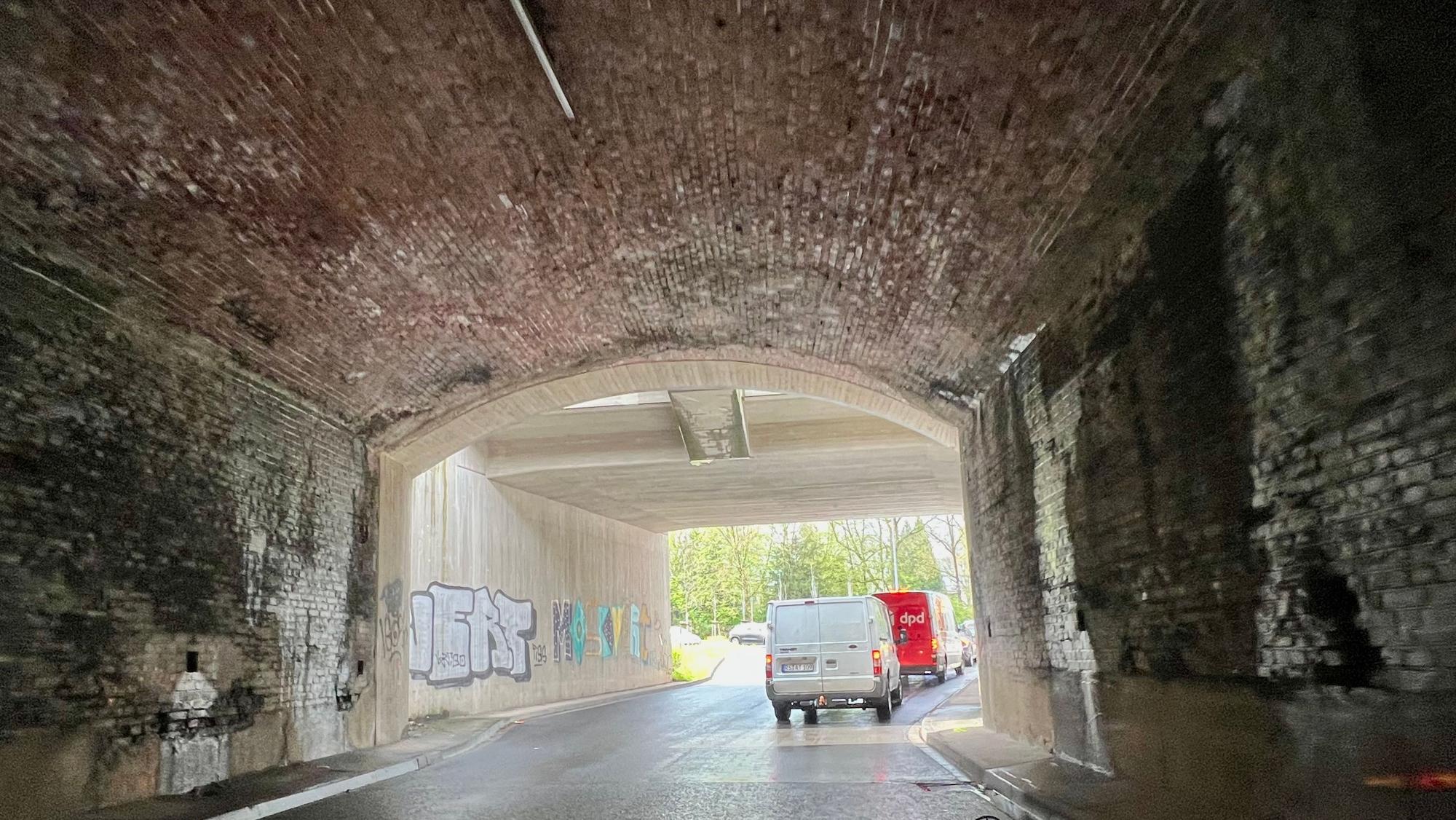 Die neue Brücke für den Güterverkehr ist zeitgemäß breit, die alte Eisenbahnbrücke über die Lützenkirchener Straße im Vordergrund dagegen sehr eng.