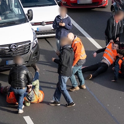 Aktivisten der Gruppierung Letzte Generation blockieren die A100 in Berlin. Bis zu 800 Unterstützer sollten an Aktionen und Blockaden teilnehmen.