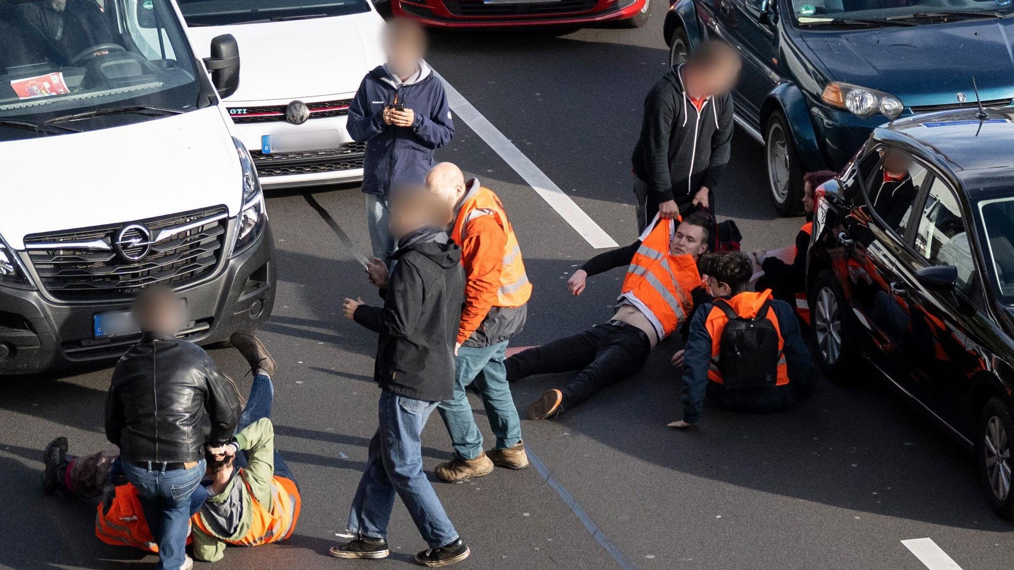 Aktivisten der Gruppierung Letzte Generation blockieren die A100 in Berlin. Bis zu 800 Unterstützer sollten an Aktionen und Blockaden teilnehmen.