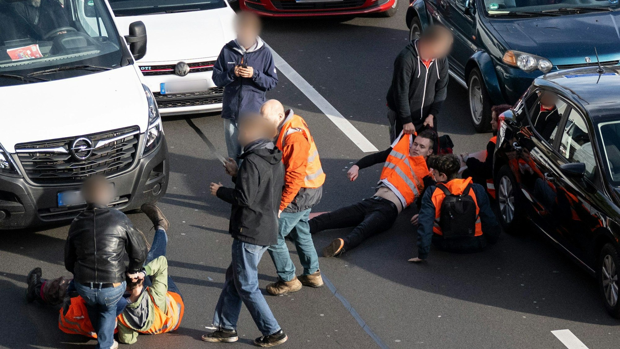 Aktivisten der Gruppierung Letzte Generation blockieren die A100 in Berlin. Bis zu 800 Unterstützer sollten an Aktionen und Blockaden teilnehmen.