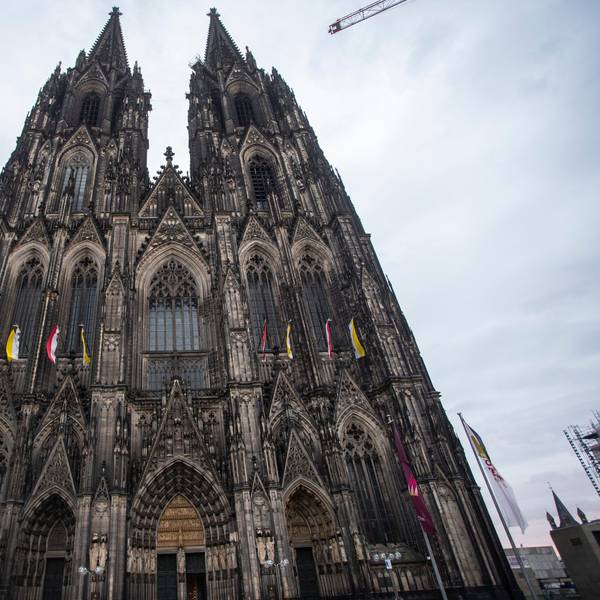 Der Kölner Dom mit Trauerbeflaggung (Symbolbild)