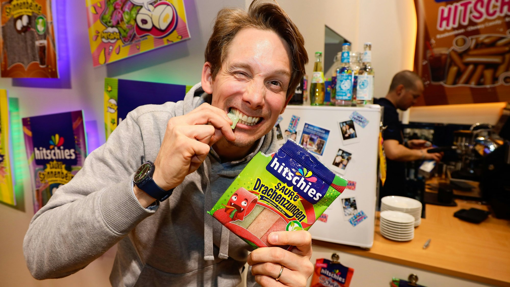 24.04.2023, Köln:Philip Hitschler-Becker und das Produkt Saure Drachenzungen. ISM Messe auf dem Kölner Messe Gelände:Foto:Dirk Borm