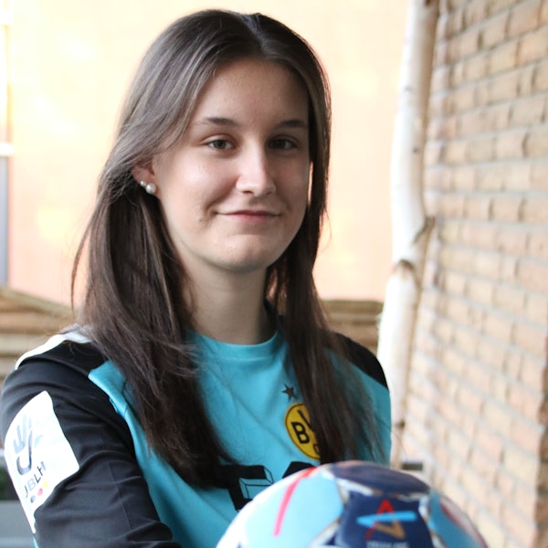 Die 16-jährige Merle Muth im Trikot ihres Handballvereins Borussia Dortmund.