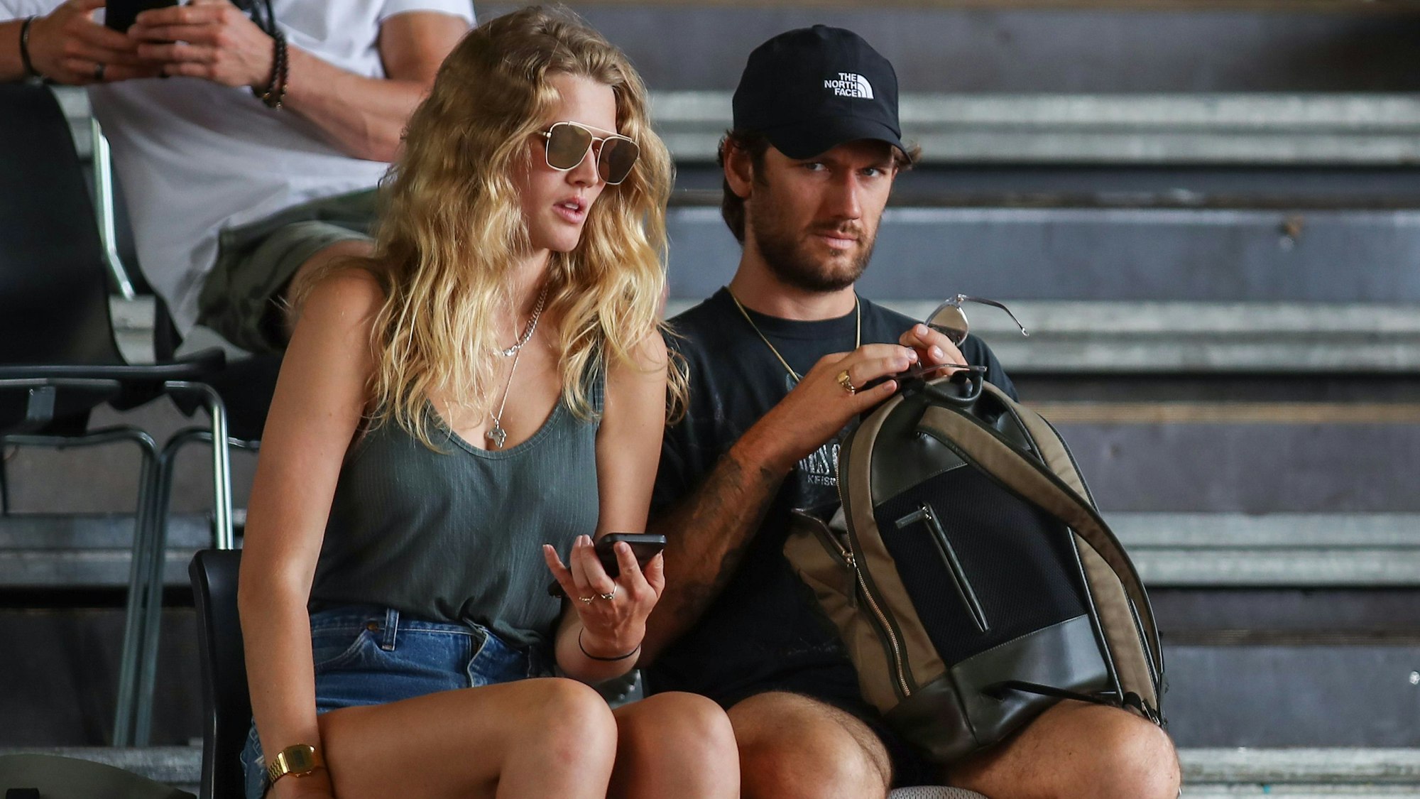 Toni Garrn und Alex Pettyfer sitzen.