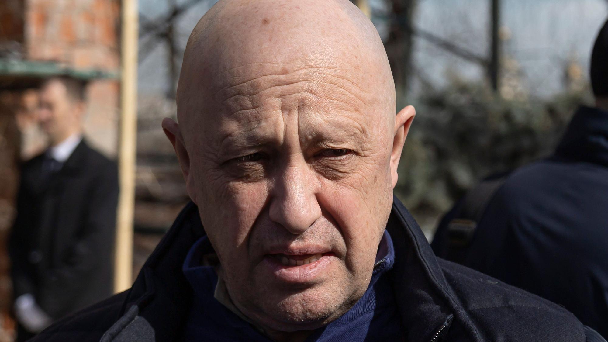 Jewgeni Prigoschin, Chef der russischen Privatarmee Wagner Group, nimmt an der Beisetzung des getöteten russischen Militärbloggers Tatarski auf dem Friedhof von Trojekurowskoje teil. (Archivbild)