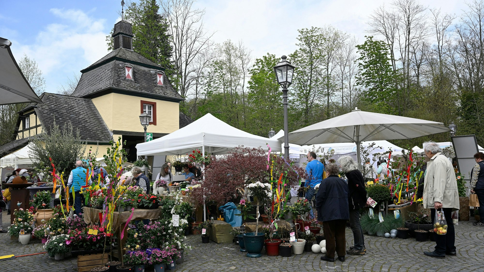 Pflanzen und Gartenartikel sind nur ein Teil des vielfältigen Angebots beim Frühlingsmarkt in Schloss Eulenbroich in Rösrath. Am Wochenende nach den Osterferien sind dort 120 Stände präsent.