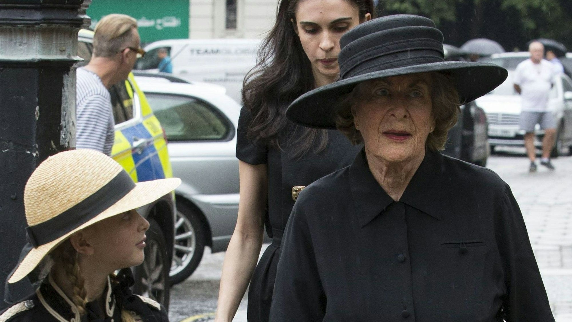 Lady Pamela Hicks (r) mit Familienangehörigen bei der Beerdigung von Patricia Knatchbull, der Countess Mountbatten of Burma.