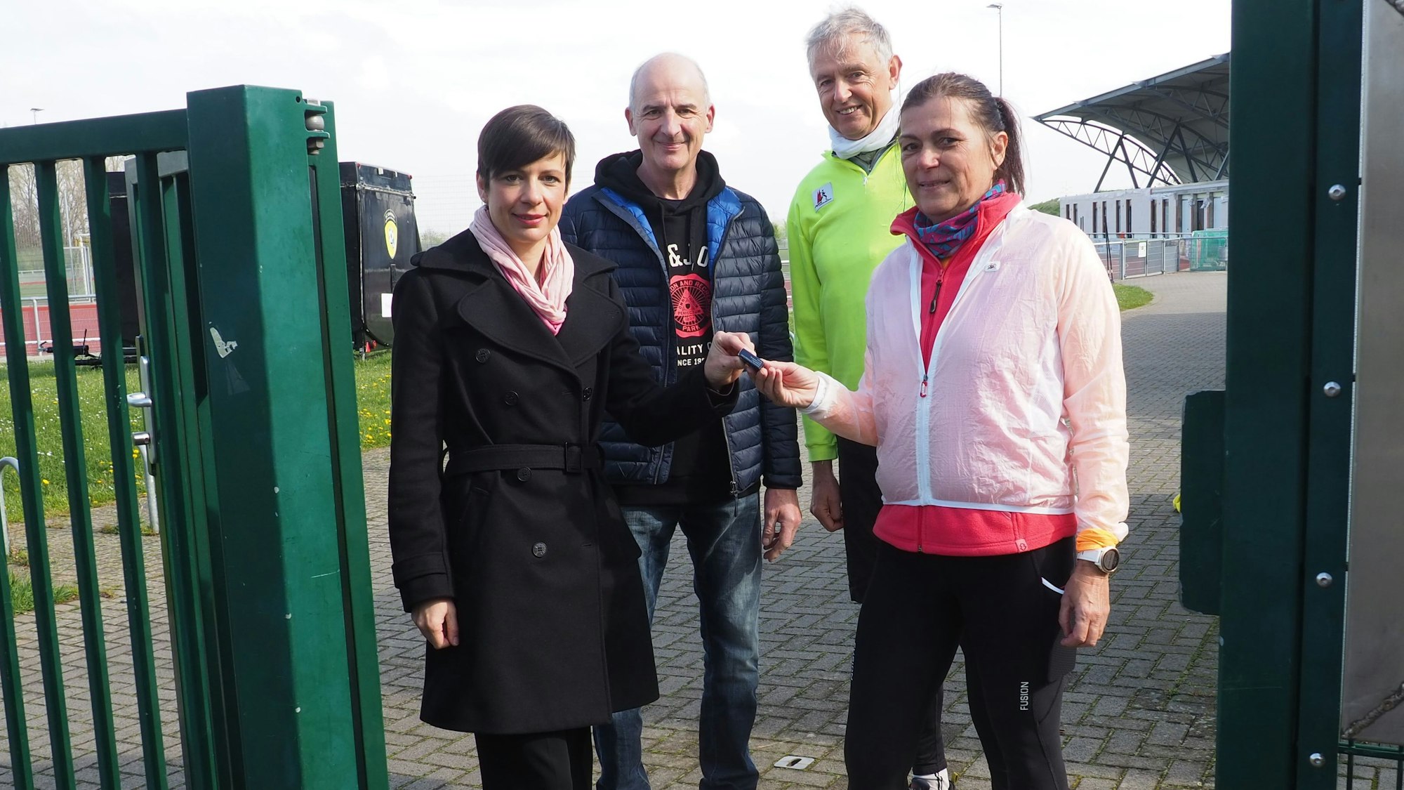 Bürgermeisterin Carolin Weitzel, Peter Kaulen, Gerhard Illian, Claudia Hartmann begutachten das Schliepsystem. (v.l.)