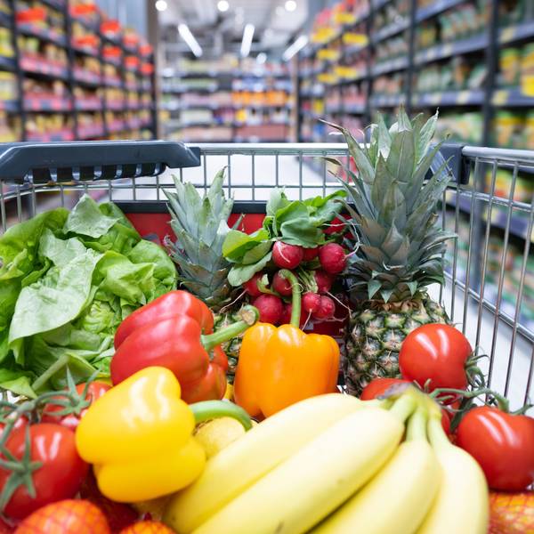 Ein Einkaufskorb mit Obst und Gemüse steht in einem Supermarkt. Der kräftige Anstieg der Lebensmittelpreise in den vergangenen Monaten ist nach Einschätzung des Kreditversicherers Allianz-Trade nicht nur auf die gestiegenen Rohstoffkosten und Energiepreise zurückzuführen.