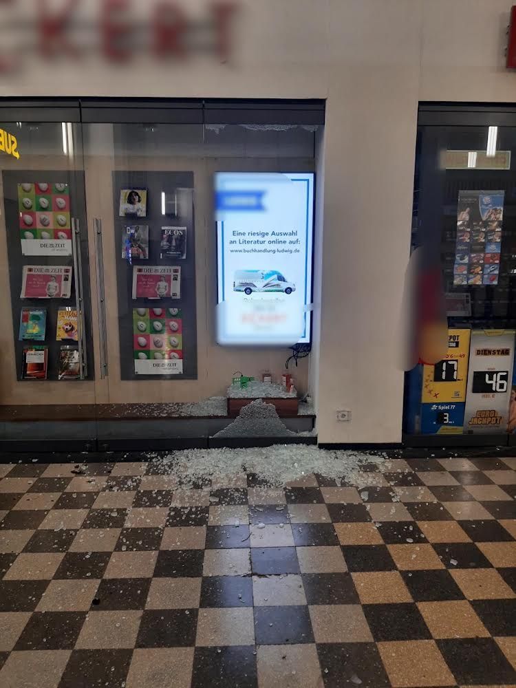 Eine eingeworfene Scheibe am Bahnhof Köln Messe/Deutz.