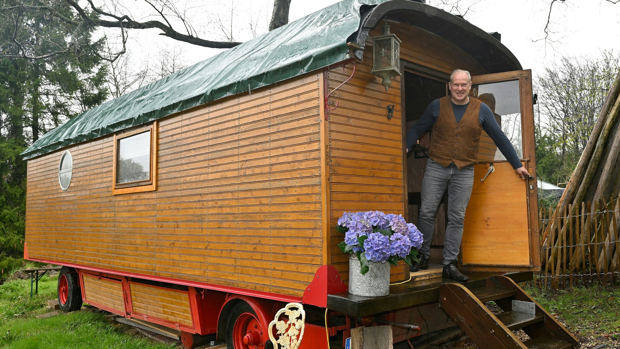 Ulrich Hegner steht in der Türe seines umgebauten Zirkuswagens.