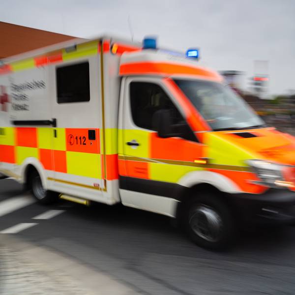 Ein Krankenwagen fährt auf einer Straße.