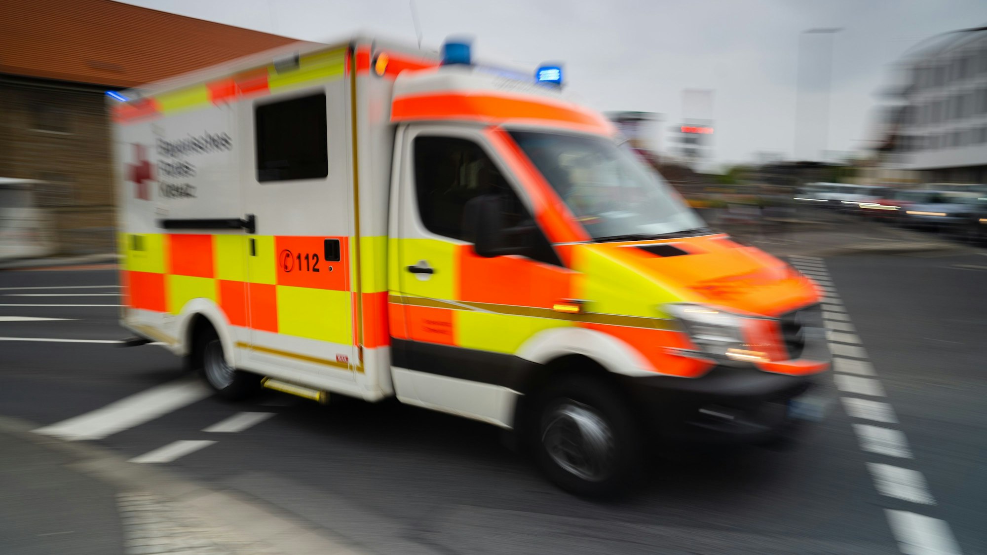 Ein Krankenwagen fährt auf einer Straße.