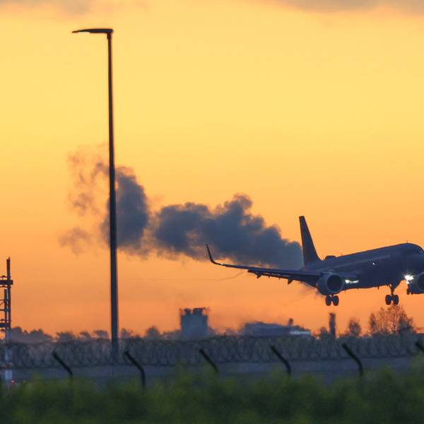 Ein Airbus der Luftwaffe fliegt vor einem goldenen Morgenhimmel den Flughafen BER in Berlin an.