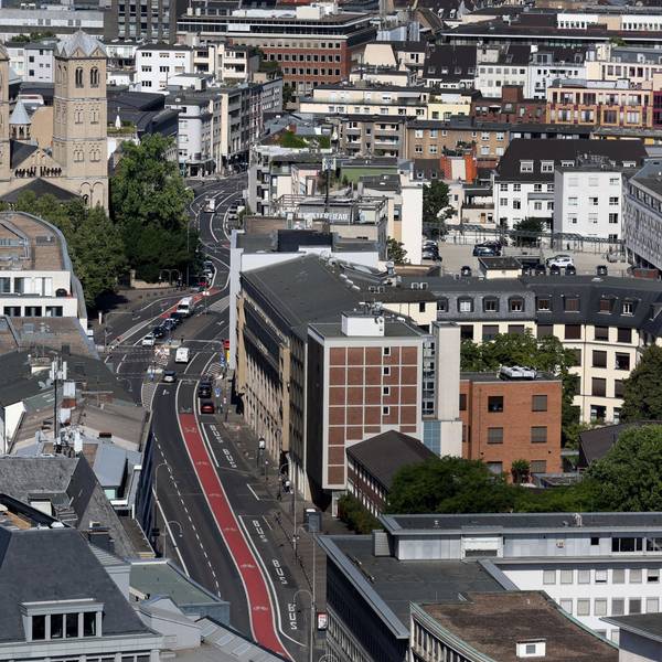 Die Gereonstraße vom Dom aus fotografiert. Zu sehen ist deutlich der breite, rot markierte Fahrradstreifen.