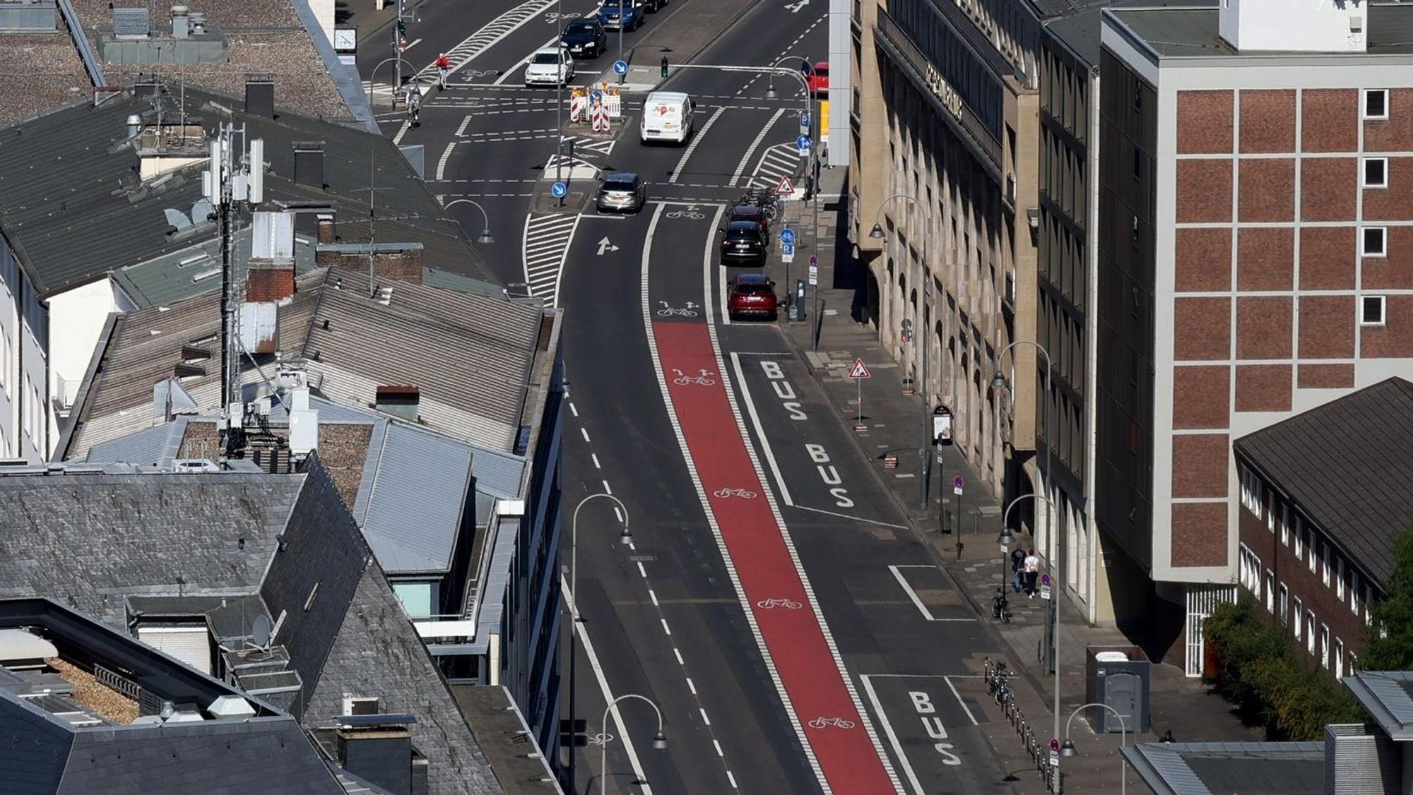 Die Gereonstraße vom Dom aus fotografiert. Zu sehen ist deutlich der breite, rot markierte Fahrradstreifen.