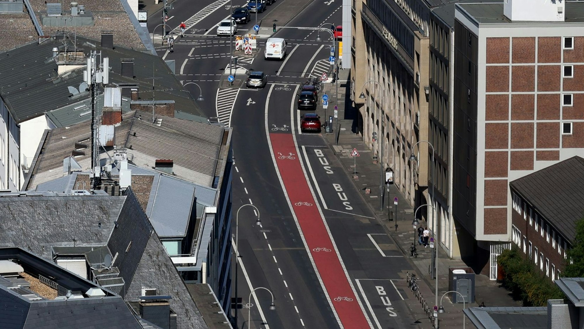 Die Gereonstraße vom Dom aus fotografiert. Zu sehen ist deutlich der breite, rot markierte Fahrradstreifen.