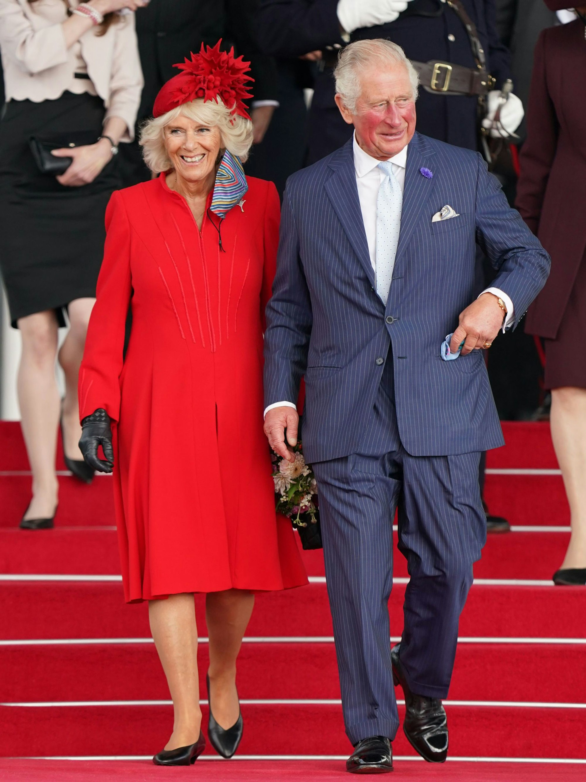 Camilla und Charles gehen bei der Eröffnung des Senedd eine Treppe hinunter.