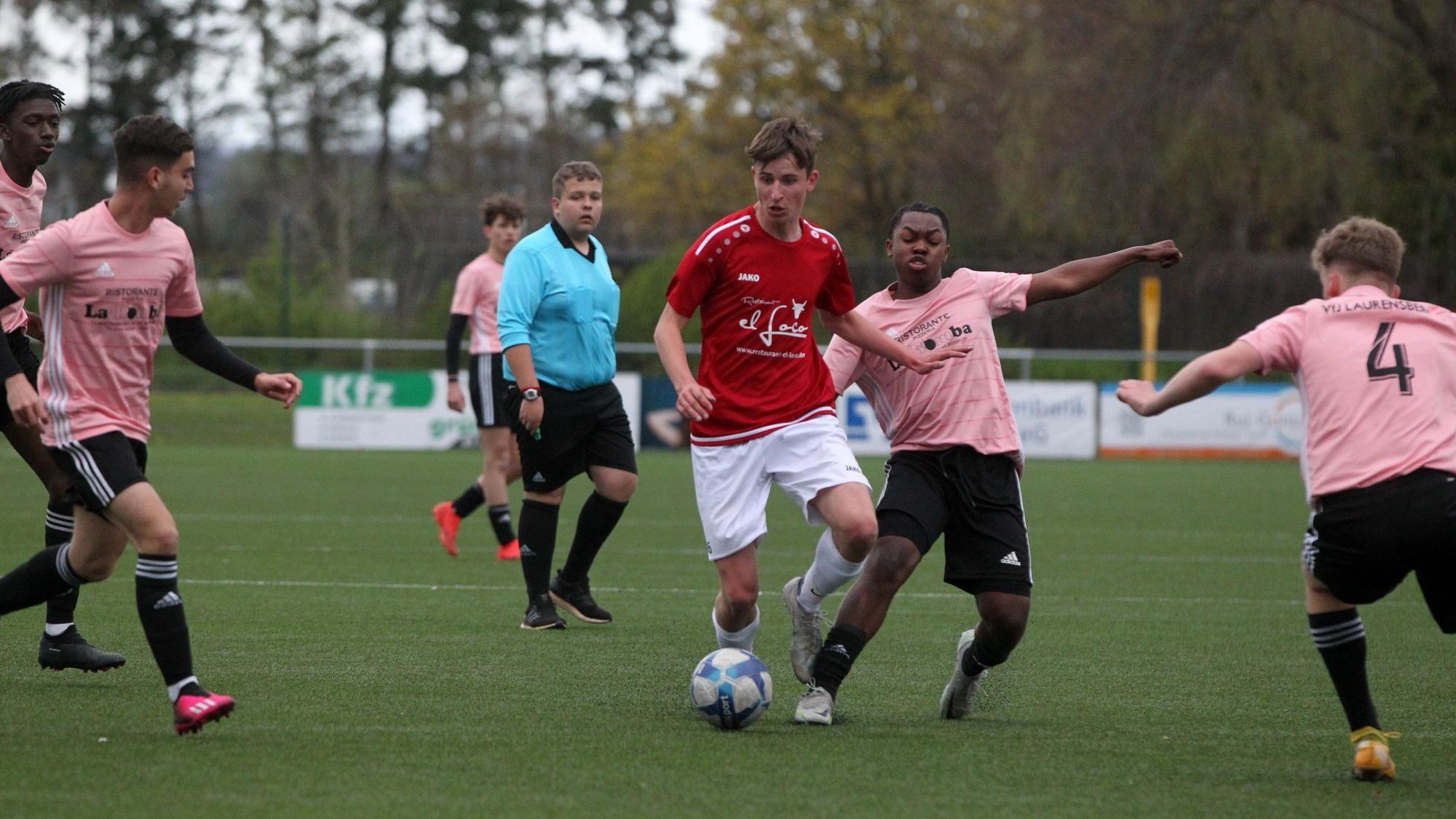 Die B-Jugend der JSG Erft 01 (rote Trikots), hier Julius Prasmo-Klaßen, gewann 2:0 gegen Verfolger Laurensberg.