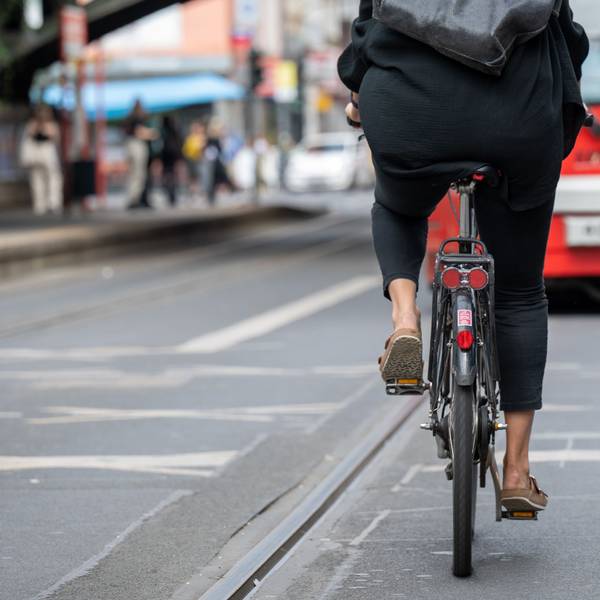 08.07.2022, Köln: Fahrradfahrer in der Zülpicher Straße zwischen Mensa und Zülpicher Wall. Der Abschnitt ist Unfallschwerpunkt. Hier stürzen viele Radfahrer in den Stadtbahnschienen Foto: Uwe Weiser