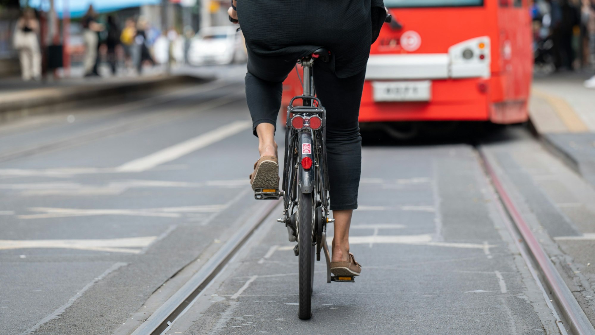 08.07.2022, Köln: Fahrradfahrer in der Zülpicher Straße zwischen Mensa und Zülpicher Wall. Der Abschnitt ist Unfallschwerpunkt. Hier stürzen viele Radfahrer in den Stadtbahnschienen Foto: Uwe Weiser