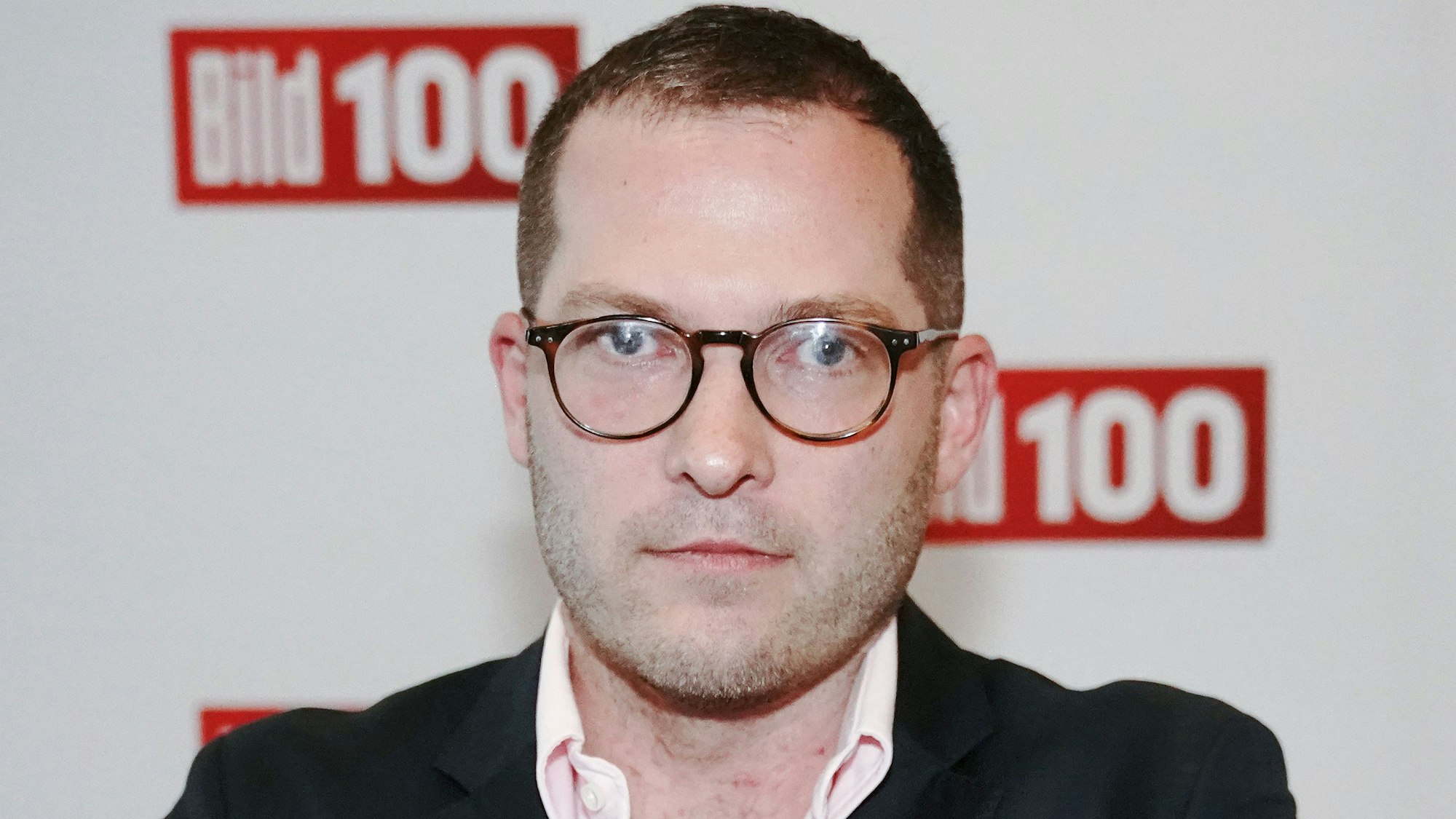 Julian Reichelt war bis in den Herbst 2021 Chefredakteur bei der „Bild“. Wegen Verstößen gegen Compliance-Richtlinien wurde er von Axel Springer entlassen. Eine zunächst gezahlte Abfindung fordert der Verlag jetzt offenbar zurück.