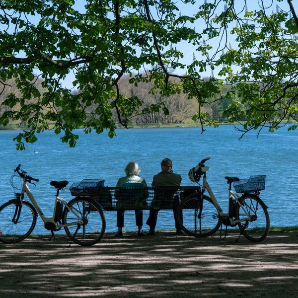 Der Decksteiner Weiher in Köln ist ein beliebtes Ausflugsziel für Radfahrer. Orte am Wasser sind bei vielen Besuchern beliebt. (Archivbild)