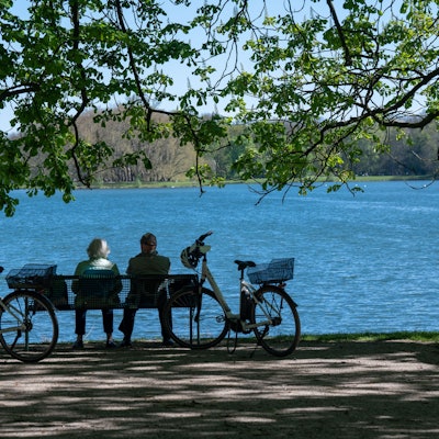 Der Decksteiner Weiher in Köln ist ein beliebtes Ausflugsziel für Radfahrer. Orte am Wasser sind bei vielen Besuchern beliebt. (Archivbild)