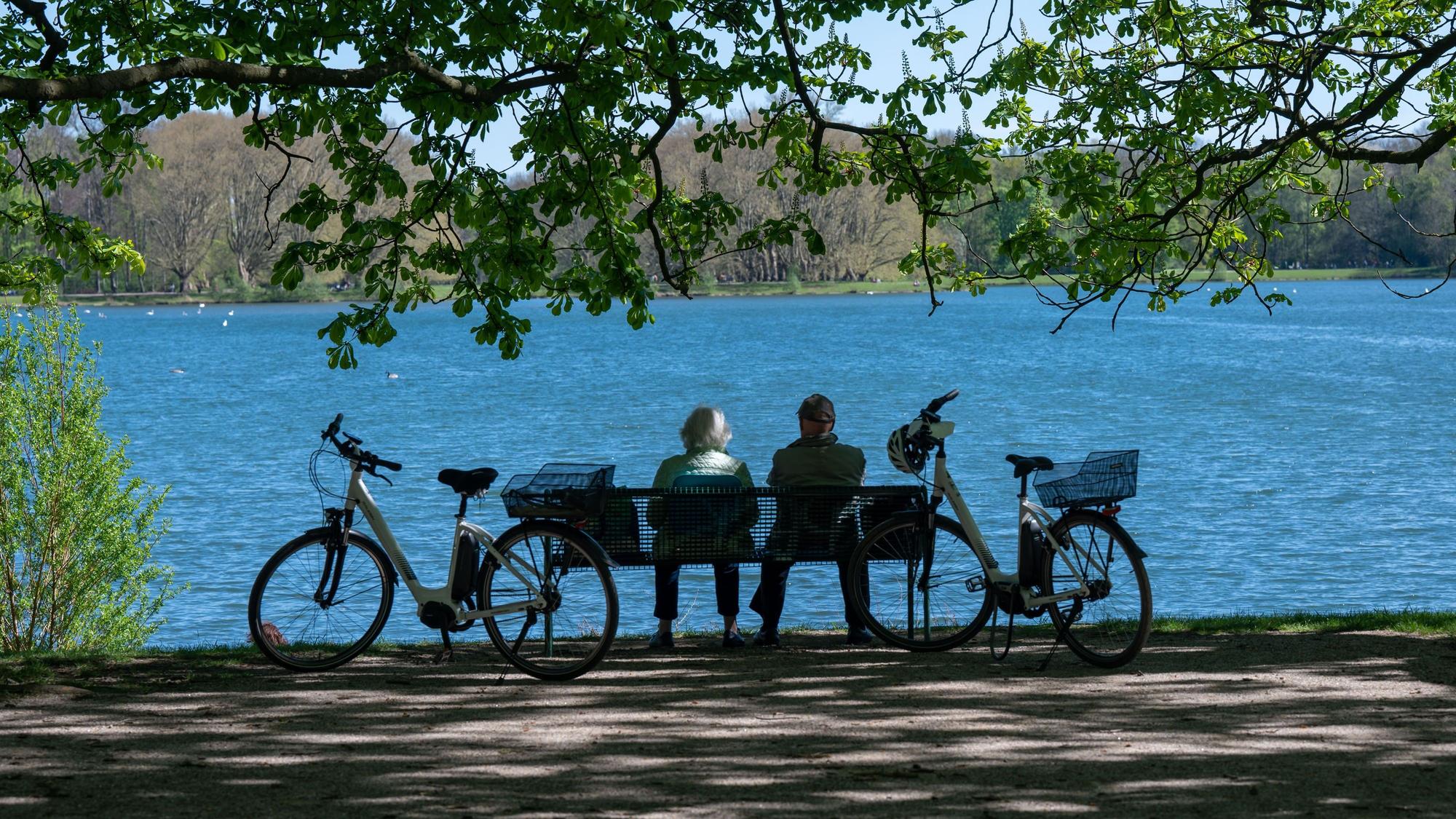 Der Decksteiner Weiher in Köln ist ein beliebtes Ausflugsziel für Radfahrer. Orte am Wasser sind bei vielen Besuchern beliebt. (Archivbild)