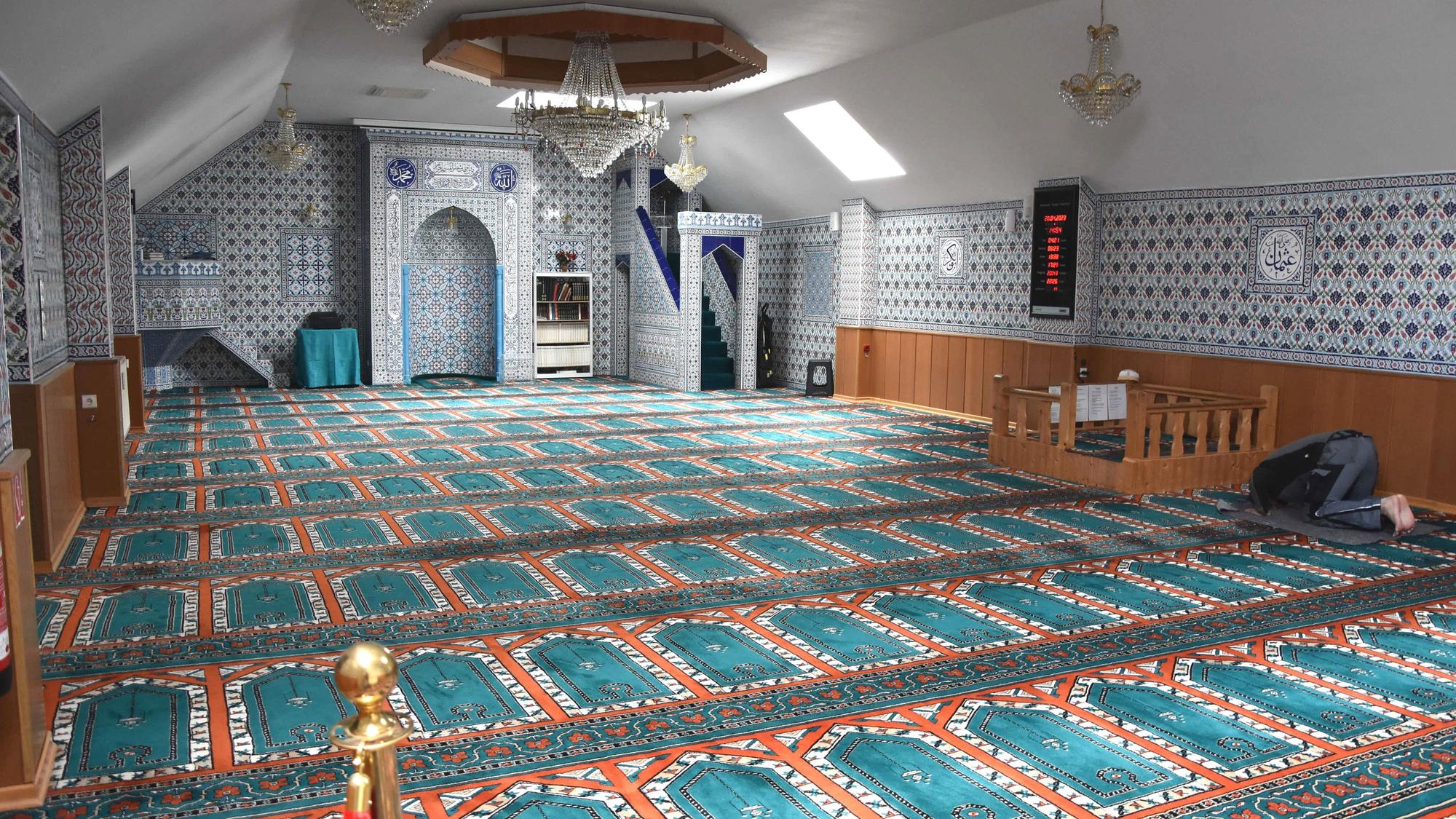 Der Gebetsraum der Mimar Sinan Camii.