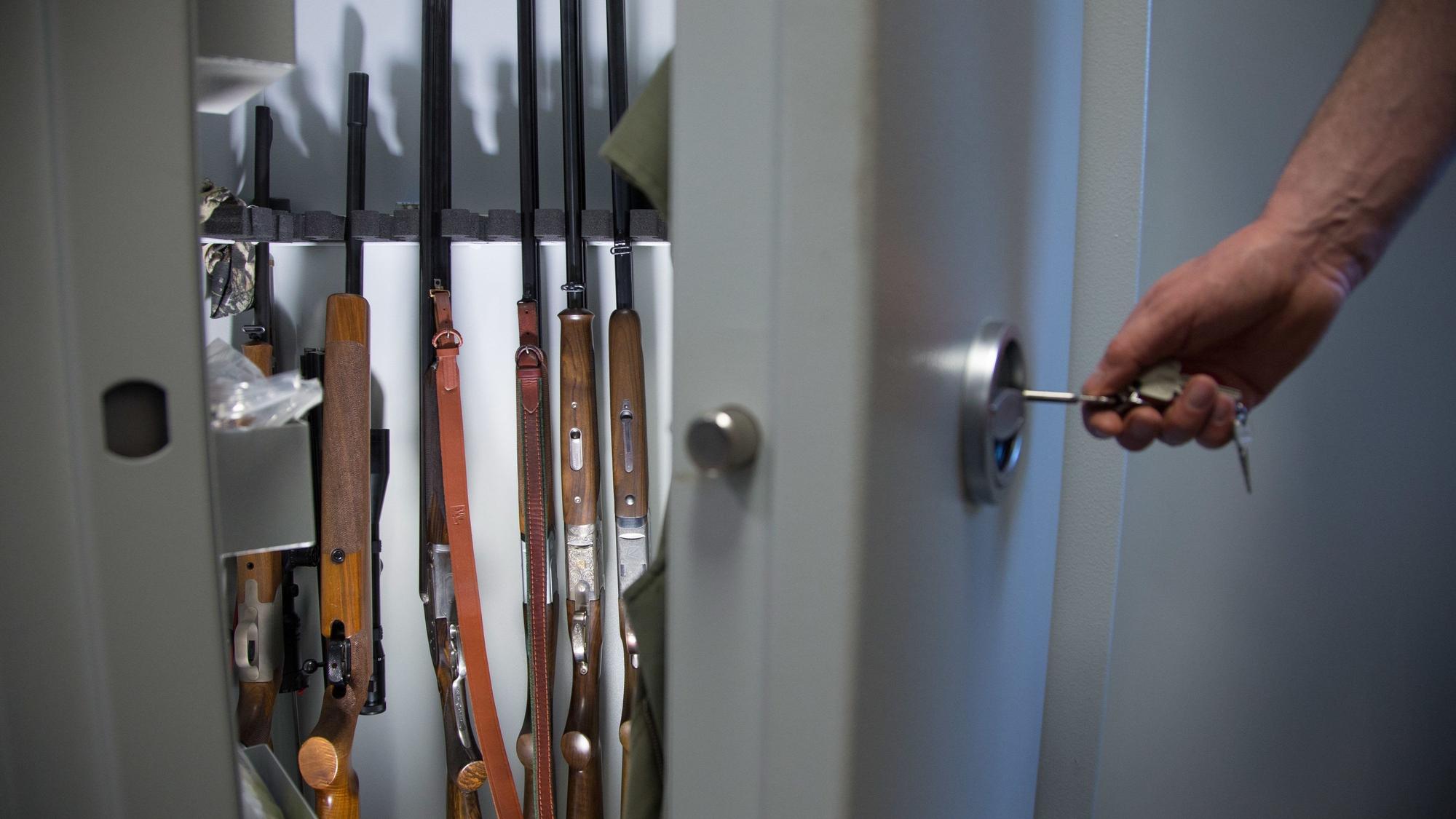 Ein gepanzerter Waffenschrank mit Langwaffen.