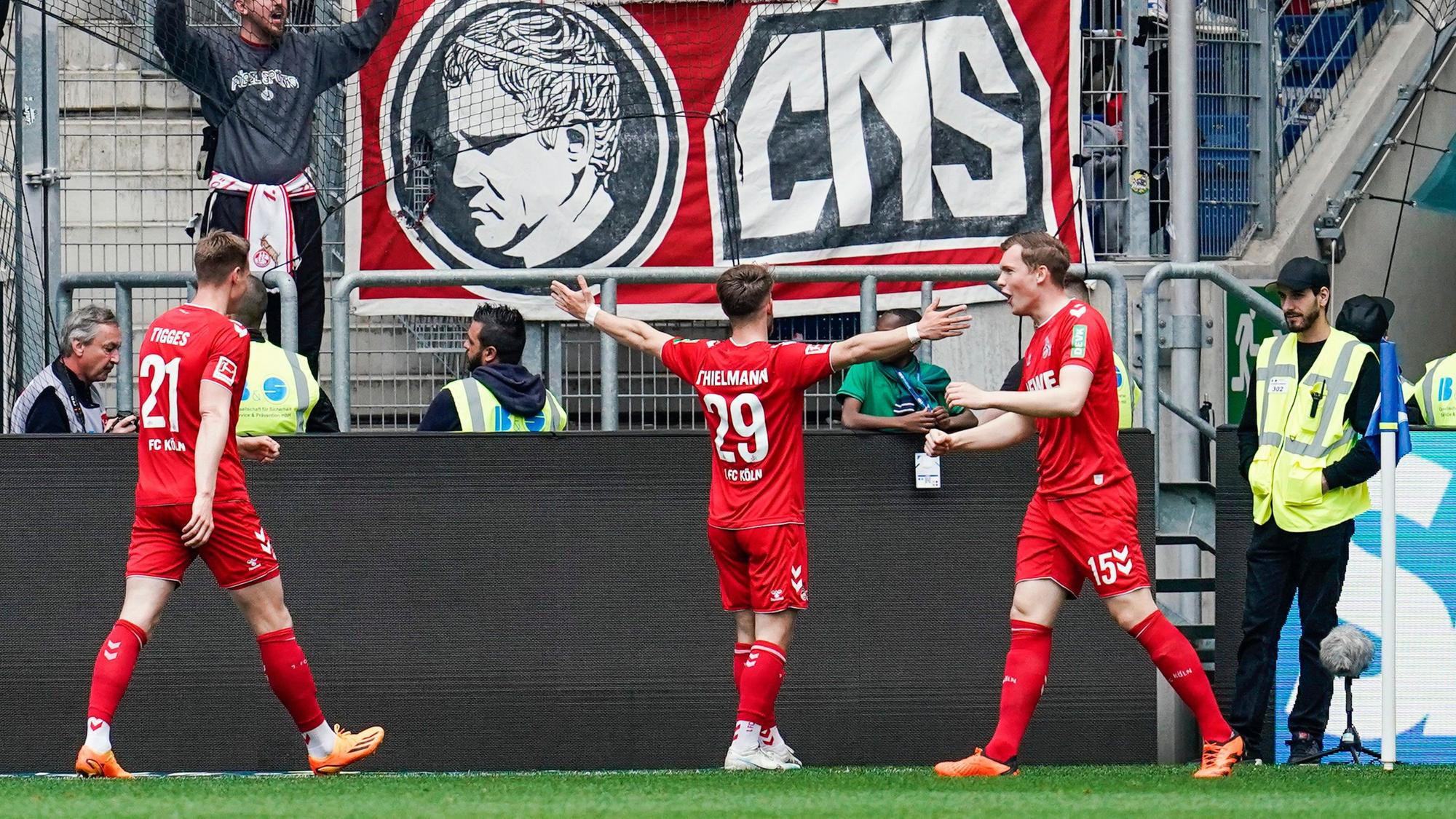 Jan Thielmann (m.) jubelt vor den mitgereisten Gästefans seinen Treffer zum zwischenzeitlichen 0:3 gegen TSG Hoffenheim.