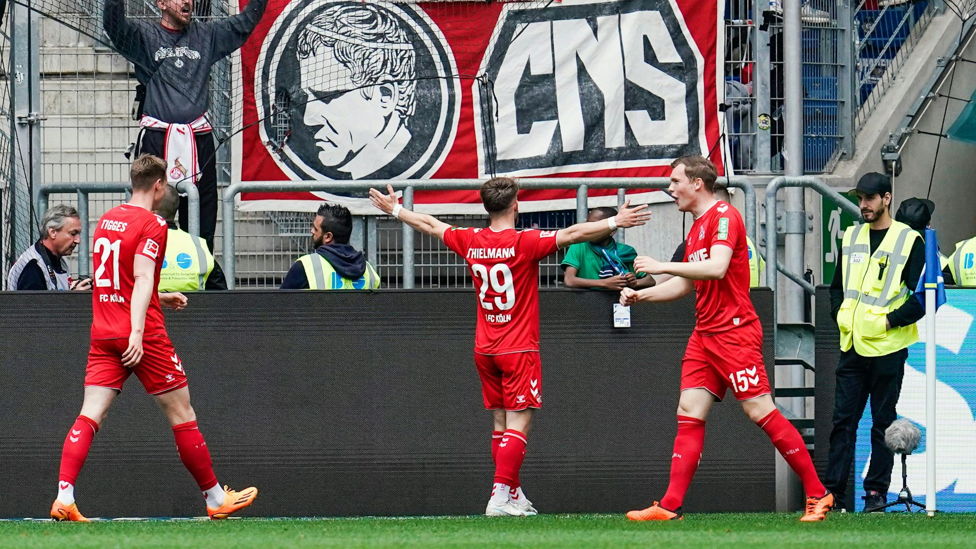 Jan Thielmann (m.) jubelt vor den mitgereisten Gästefans seinen Treffer zum zwischenzeitlichen 0:3 gegen TSG Hoffenheim.