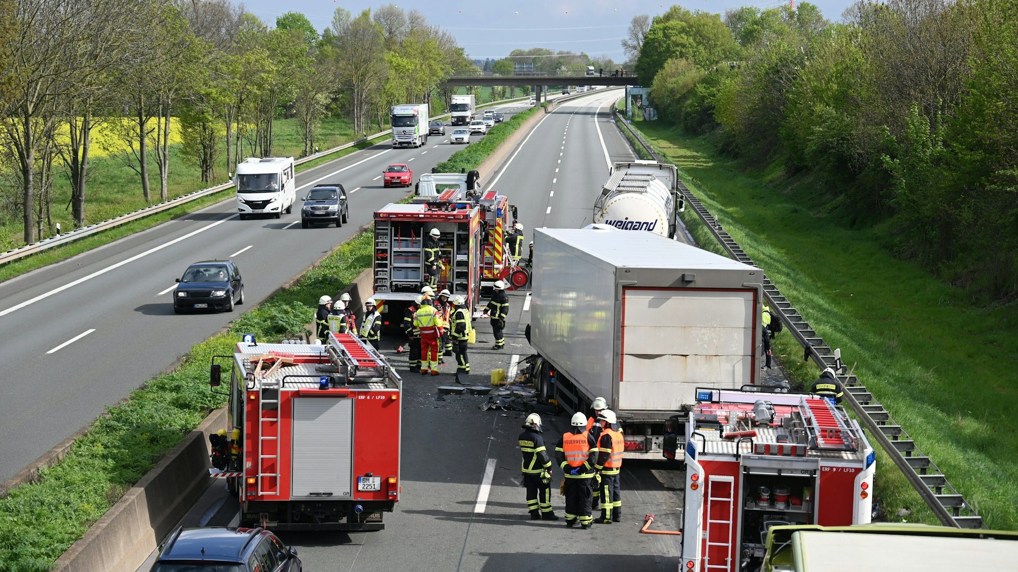 Zahlreiche Lkw und Wagen stehen auf der A61 im Stau.
