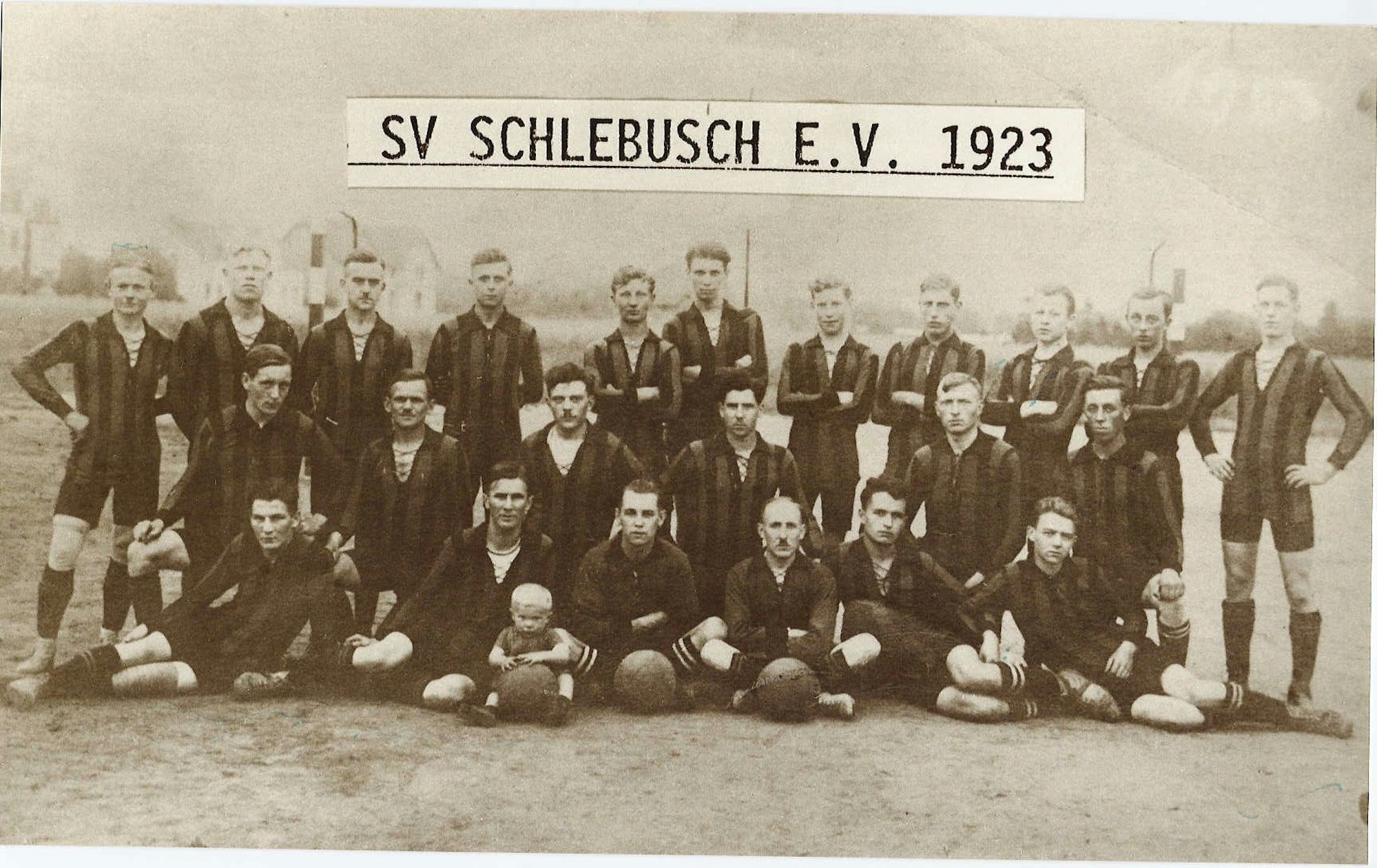Schwarz-Weiß-Aufnahme der Gründungsmannschaft von 1923