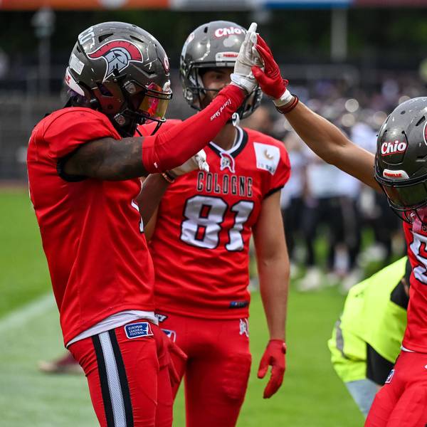 Quinten Pounds Cologne Centurions, 01, Valentin Roediger Cologne Centurions, 81 und Paul Kavadia-Lenhardt Cologne Centurions, 05 bejubeln ihren Touchdown. Cologne Centurions vs. Rhein Fire, Football, European League of Football,13. Spieltag, Saison 2022/2023, 27.08.2022 Cologne Centurions vs. Rhein Fire, Football, European League of Football, 13. Spieltag, Saison 2022/2023, 27.08.2022 Koeln *** Quinten Pounds Cologne Centurions, 01 , Valentin Roediger Cologne Centurions, 81 and Paul Kavadia Lenhardt Cologne Centurions, 05 celebrate their touchdown Cologne Centurions vs Rhein Fire, Football, European League of Football,13 matchday, season 2022 2023, 27 08 2022 Cologne Centurions vs Rhein Fire, Football, European League of Football, 13 matchday, season 2022 2023, 27 08 2022 Koeln Copyright: xEibner-Pressefotox EP_EER